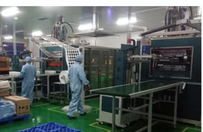 洁净车间内工人着洁净服在设备连线旁作业